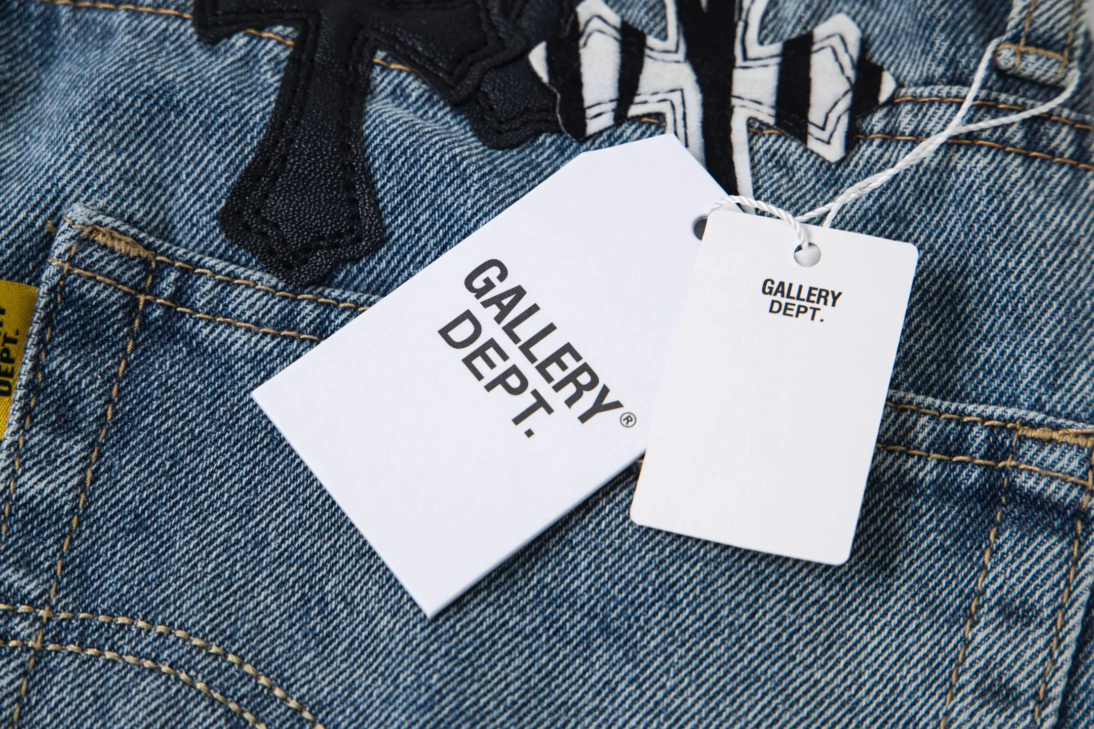 💰290 GALLERY DEPT & Chrome hearts Washed jeans with large logo and devil multi-label cross, truly restore the ultimate vintage texture, three-dimensional version, loose and comfortable, not picky about the figure, taller and slimmer, factory-made, original quality control, same style for men and women, can be matched with couples, versatile recommendation, must-have jeans for all seasons, fashionable people have been disappointed. From the quality selection of fabrics, the tailoring of details, and the matching of patterns, they are all impeccable! The upper body is so handsome when worn...it can be easily worn by men, women and children! The craftsmanship is made of heavy-duty washed pure cotton denim fabric. After washing, it is soft and thick. It is very stylish when worn on the body. Style number: 1756 Color: blue Size: 28 30 32 34 36